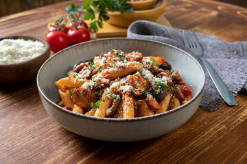 pasta corta con salsa di pomodoro funghi e olive