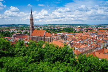 Fototapeta premium Panoramablick von der Burg Trausnitz auf Landshut an der Isar - Häuser, Dächer und die Kirche St. Martin