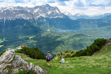 Fototapeta na wymiar Gipfel / Berg Hoher Ziegspitz in den Ammergauer Alpen Nähe Garmisch-Partenkirchen mit Blick auf die Zugspitze und den Eibsee