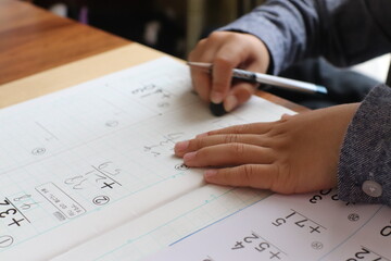 宿題　勉強 教育 子供 机 計算