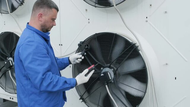 Testing with an anemometer of an axial fan of the condensing unit