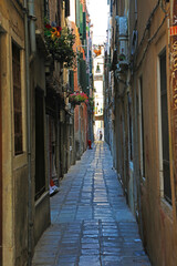 Fototapeta na wymiar Narrow alley in Venice, Italy