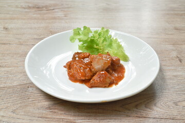 steamed chicken dressing spicy sauce and cheese with green oak vegetable salad on plate