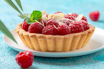 Tartlet with custard, fresh raspberries and mint.