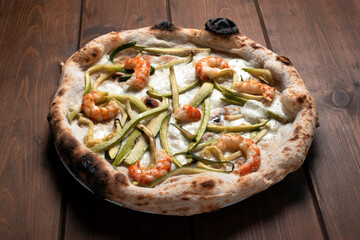 Deliziosa pizza gourmet bianca con gamberi, mozzarella e zucchine, Cucina Italiana 