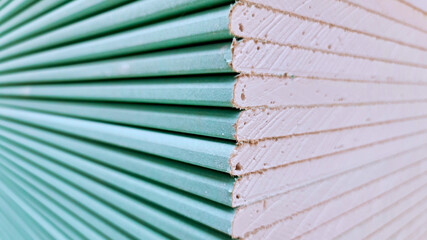 Auf der Baustelle kommen Gipskartonplatten für den Innenausbau für Wände und Decken zu Einsatz

...