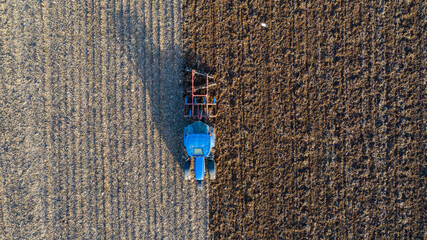 Vista aérea tierra de cultivo con tractor