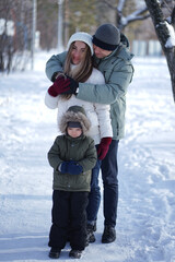 Fototapeta na wymiar family walk in the winter park