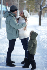 Fototapeta na wymiar family walk in the winter park
