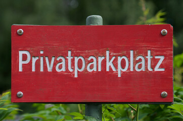 Rotes Schild Privatparkplatz