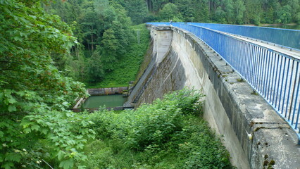 Staumauer mit Überlauf