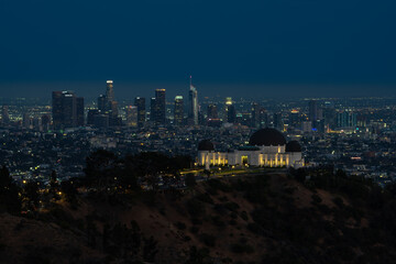 Obraz premium Griffith Observatory at night with Los Angeles city in background.