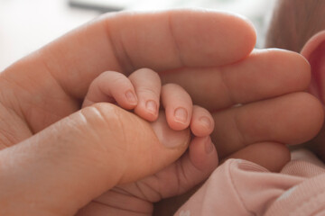 Dziecko trzymające w dłoni palec taty