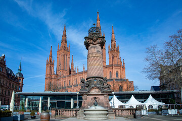 Obraz premium market church in Wiesbaden with historic market pillar with fountain under blue sky