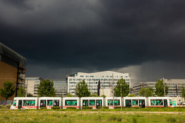 Fototapeta premium tramway à Lyon sous un ciel orageux dans le quartier de la Part Dieu
