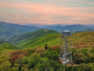 Obraz premium Fire Tower in the Blue Ridge Mountains By Drone