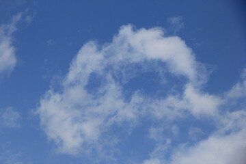 「D」の字を反時計回りに９０度回転させたような雲がある風景
