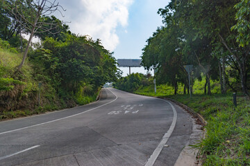 Calle ingresando a zona urbana en El Salvador