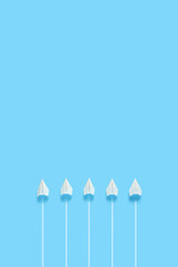 横一列に並んで飛ぶ5機の紙飛行機 2