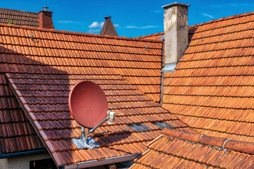 Communication concept with red Satellite dish on a roof - Kommunikationskonzept mit roter...