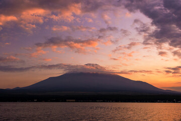 初夏の山中湖畔から夕焼けの富士山を望む