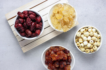 The basic ingredients of Peach Gum dessert are arranged on a white table.