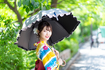浴衣の女性と日傘