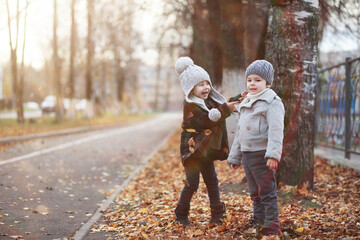 Fototapeta premium Children walk in the autumn park