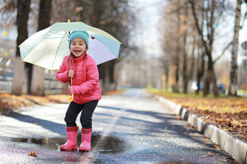 Obraz premium Children walk in the autumn park
