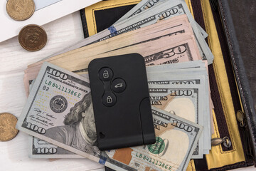 Naklejka premium modern car key with us dollar