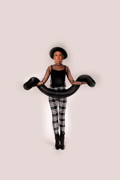 model with grazy fashion in black and white