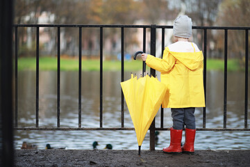 Children walk in the autumn park