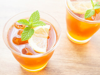 ミントの葉を添えた２つのアイスレモンティー