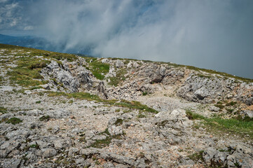 Wandern auf der Rax /Heukuppe, Predigtstuhl, Schlangenweg in Niederösterreich - Landschaft mit Berg, Fels, Gipfel, Wiese, Wanderweg und dramatisch bewölktem Himmel