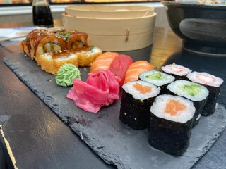 Sushi auf Schiefersteinplatte / schön angerichtet.
Guter Fokus