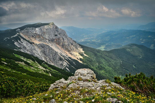 Wandern auf der Rax /Heukuppe, Predigtstuhl, Schlangenweg in Nieder&ouml;sterreich - Landschaft mit Berg, Fels, Gipfel, Wiese, Wanderweg und dramatisch bew&ouml;lktem Himmel