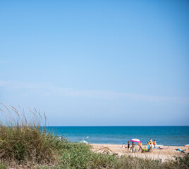 Fototapeta na wymiar Playa durante día soleado