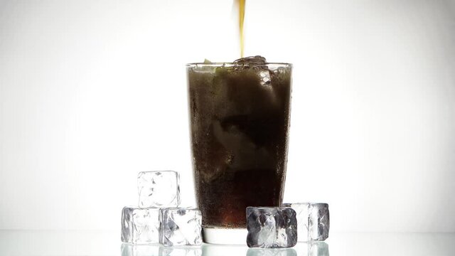 K&uuml;hles Softgetr&auml;nk in einem Glas mit Eisw&uuml;rfel