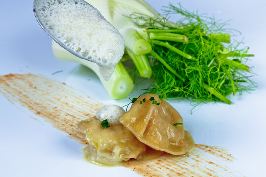 Ravioli de cigala con sopa de hinojo y praline de avellanas