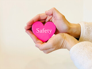 ハートを両手で包む女性の手_safety文字入り