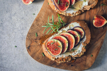Bruschetta with figs, honey and goat cheese