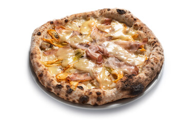 Deliziosa pizza gourmet condita con speck, provola, funghi porcini e fiori di zucca, isolata su fondo bianco, Cucina Italiana 