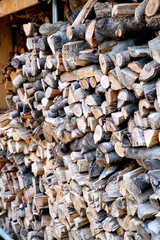庭先に積み上げられた薪