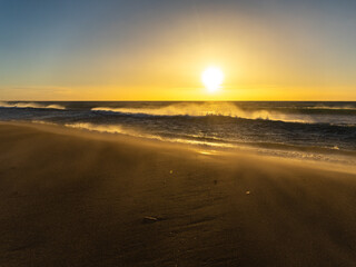 Amanecer en la playa un dia de viento