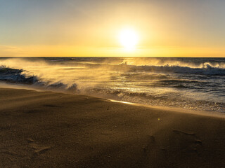 Amanecer en la playa un dia de viento