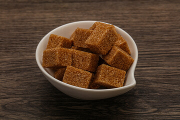 Cane sugar cubs in the bowl