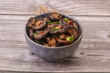 Marinated shiitake mushrooms with herbs