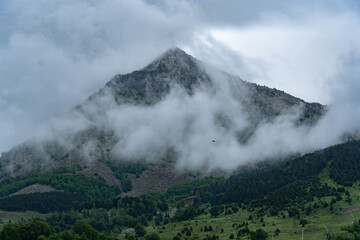 pico en los pirineos nublado