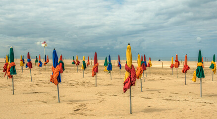 Parasols colorés sur la plage de Deauville, Normandie, France