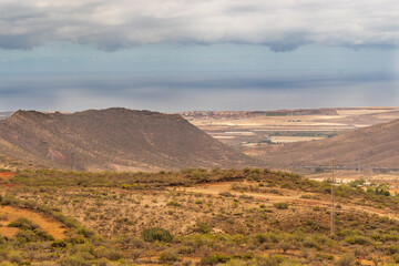 Paisaje con montaña, vegetación y nubes de fondo en la isla de Tenerife